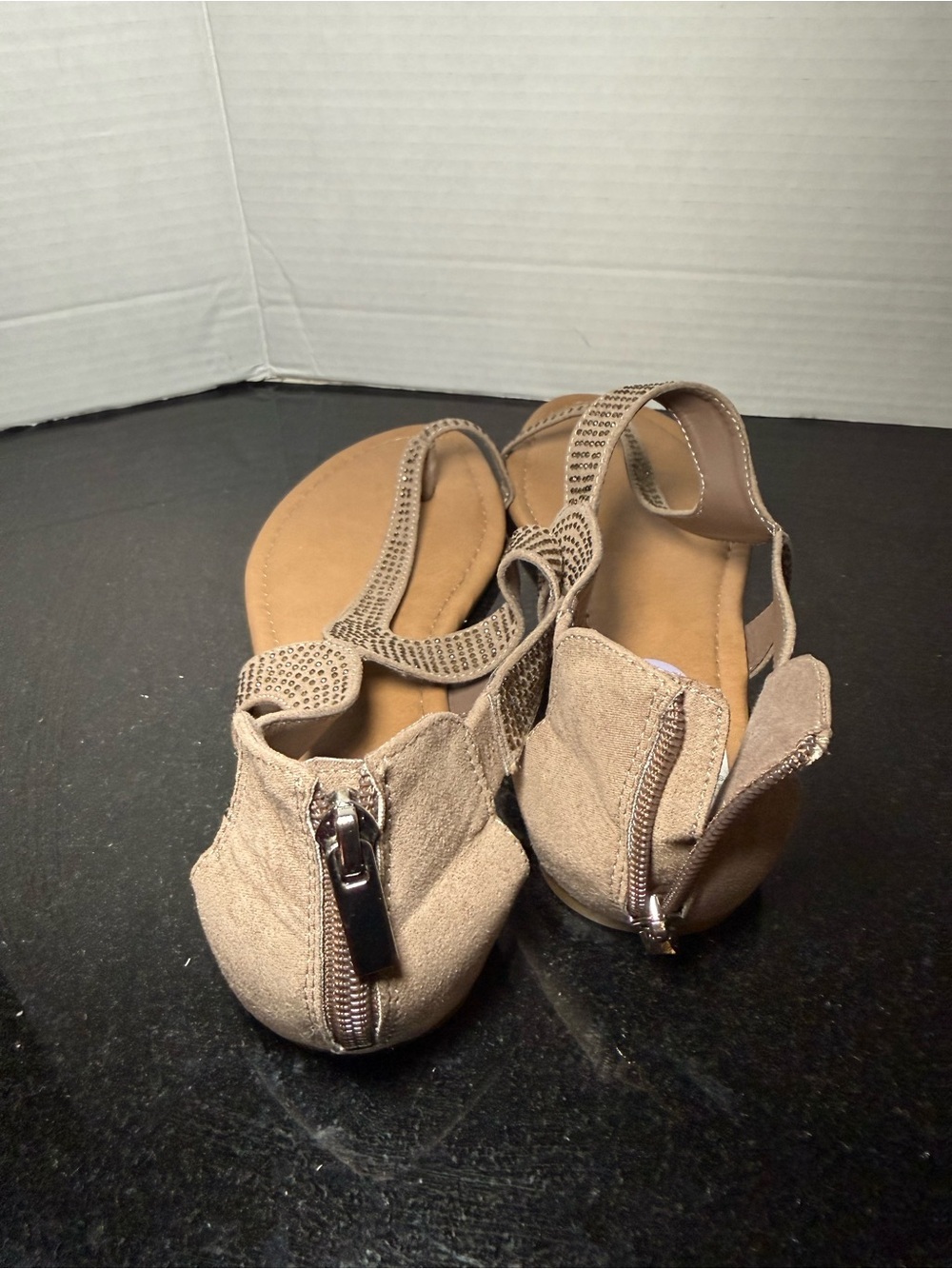 NEW! Nicole Taupe Rhinestone T-Strap Flat Sandals Size 8.5Wide - Picture 6 of 6